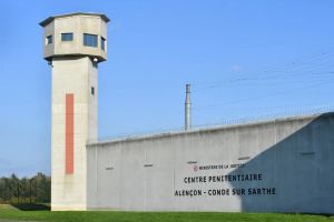 Prison de haute sécurité à Condé-sur-Sarthe : le Conseil d’État examine le recours de Gérald Darmanin après les accusations de violences