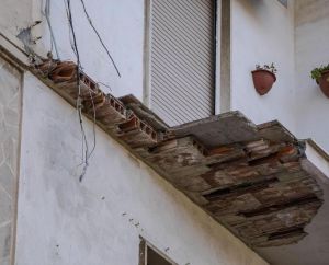 Morta nel crollo del balcone a Livorno, centinaia di solai in laterizio armato: «Vanno censiti e serve un protocollo»