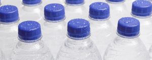 Acqua minerale, la guerra Ue sulle bottiglie di plastica (raddoppia i costi per le famiglie)