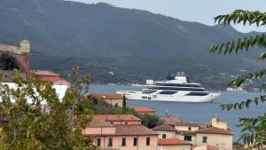 La crociera extra lusso Four Seasons fa tappa all’Elba con il gigante da 207 metri. I prezzi? Da capogiro