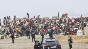 Cientos de migrantes regresan a la playa de El Trampolín de Ceuta tras el desalojo