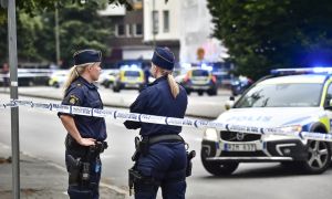 Napad z mečem na šoli: več ranjenih, policija ustrelila napadalca