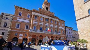 “Datemi i soldi o vi ammazzo”: terrorizza i genitori. Figlio nei guai, complice la moglie