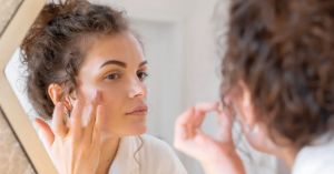 Usar cosméticos influenciado pelas redes sociais é mau negócio para a pele