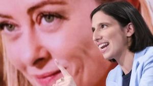 Meloni e Schlein divise dai migranti e unite dalla stessa preoccupazione: tenere a bada chi spinge a destra e sinistra /