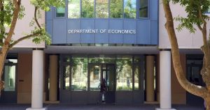 Publications scientifiques : toujours plus d’économistes, toujours moins de place dans les revues qui comptent