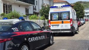Este, inserisce male il freno a mano e l’auto lo schiaccia in garage: morto sul colpo