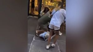 Turista viene borseggiato sul Ponte di Rialto e reagisce: scoppia la rissa