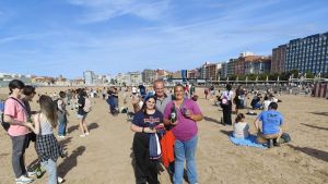 Colas kilométricas para acceder a la playa de Poniente: Gijón vuelve a intentar batir el récord mundial de escanciado de sidra