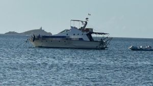 Paura in mare: violenta lite sulla barca, uomo accoltellato e ferito. Fermato un giovane