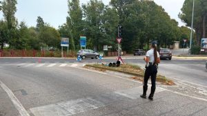 Malore in auto, infermiera si schianta contro la centralina: semafori ko al Ponte Rosso