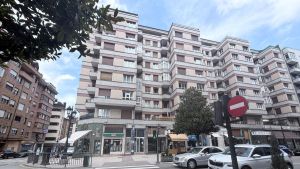 La vecina desalojada por el explosión de hace tres semanas en Oviedo sigue sin saber cuándo volverá a casa: 