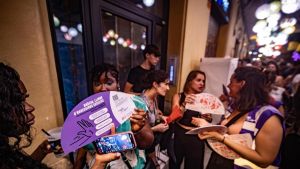 Protesta en las barras de las fiestas de Gràcia por una presunta agresión sexual
