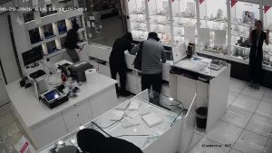 Rapina alla gioielleria di Sant’Angelo, l’auto della fuga ritrovata a Inverno: indagini anche in Svizzera