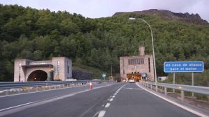 Asturias, bloqueada por el cierre total del Huerna