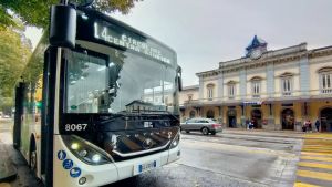 Autista aggredita sul bus della linea 10: picchiata da un gruppo di ragazzi a Udine