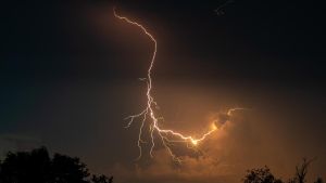 Fulmini durante i temporali, la regola dei 30 secondi, ecco come proteggersi