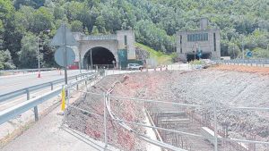 La caída de una losa en El Negrón deja toda la noche cortada la autopista del Huerna