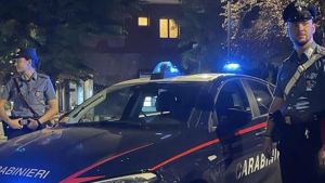 Aggressione col coltello. Convince la ex ad aprire poi la riempie di botte. Schiaffi, pugni, minacce