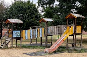 I parchi giochi dimenticati di Ivrea tra altalene rotte e degrado strutturale