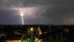 Alberi sradicati e tetti scoperchiati: che cos’è il downburst e perché non è un semplice temporale