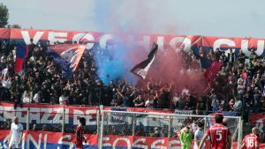 Nonostante le problematiche di sicurezza, viene confermato il giorno della gara e il calcio d’inizio fissato per le 16. La Fiera non fa slittare il derby con l’Ancona. La Vigor attende i dorici in Coppa il 30 agosto