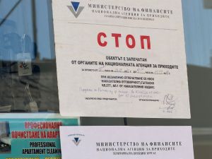 Всички в Слънчев бряг ли се страхуват от собственика на павилиона, който нападна данъчни (ВИДЕО)