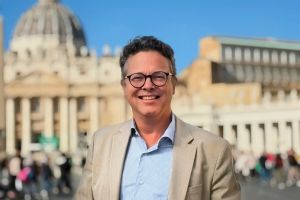LETTRE DU VATICAN. Entre les murs du Vatican se cache un tout petit cimetière. Parmi ces tombes de catholiques notables se trouve un protestant en apparence insignifiant mais dont l’histoire est incroyable et riche de sens. Chaque samedi, La Croix vous emmène dans les coulisses du plus petit État du monde.