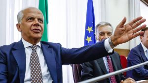 Trasferimenti di migranti in Italia, anche l’Olanda si unisce al Nord Europa. Piantedosi: polemiche sterili