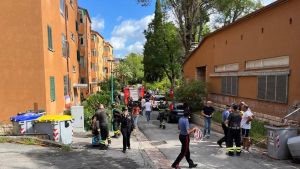 Perugia, esplosione in una palazzina: due feriti. “Ho visto la donna che cadeva dalla finestra”