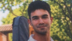Gli amici di Alberto: “Continua a suonare sempre da lassù”. In 500 al funerale di ‘Crema’, investito dopo la maturità