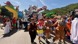 EN DIRECTO: Las calles de Laviana, llenas para celebrar el Descenso Folklórico del Nalón, que bate su récord de navegantes: casi 8.500