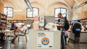 Al menos uno de cada tres refugios climatizados contra el calor de Barcelona cierra en agosto