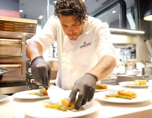 Победителят в Hells Kitchen Денисиньо предизвика фурор в La Ferme в бургаския Central park