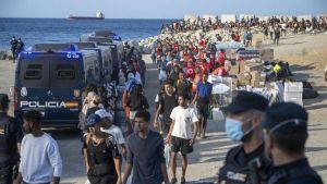 Miles de migrantes siguen en las calles de Ceuta tres semanas después de la entrada masiva