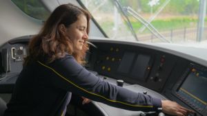 Bestaat de dodemansknop nog of niet? Machinist Burcu vertelt alles over het besturen van een trein