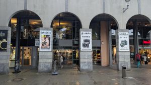Nach Aufreger am Augustinerplatz: Fotogeschäft darf Plakate jetzt doch hängen lassen