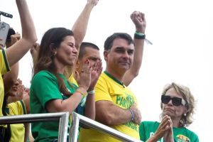 Só falta a cabeça do cavalo em cima da cama