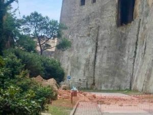 Napoli, a Castel Sant' Elmo crolla un muro di cinta: vietato l'ingresso al pubblico