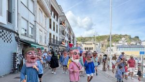 Luarca corre con sus cabezudos para dar la bienvenida a San Timoteo: 