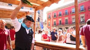 Sidra casera a esgaya en la plaza Mayor de Gijón: miles de vecinos y visitantes degustan las creaciones de 60 llagareros artesanos