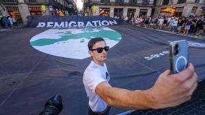 Save Europe Act reúne a un centenar de manifestantes en Sant Jaume frente a 400 antifascistas