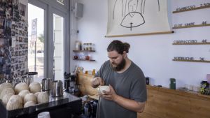 Deze twee christelijke café’s vind je tegenover het drukke Amsterdam Centraal. ‘Hier is meer aandacht’