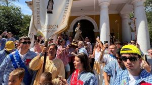 Luarca canta y pone a bailar a San Timoteo por su 