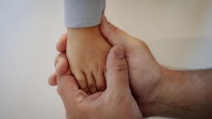Forstå sagen: Far blev frifundet for at bortføre sine døtre efter flere måneder ...