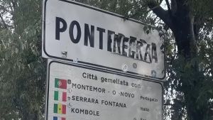 Cartello razzista, è bufera: “Vicinanza ai senegalesi”. FdI: “Errore, ma c’è malessere”