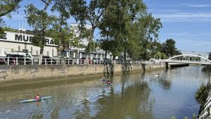 Los palistas del Grupo Covadonga vuelven al Piles, a la espera de ampliar horas en el muelle de Gijón