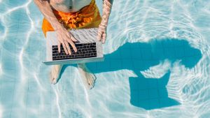Il tempo vacuo della vacanza richiede un impegno spirituale, e ci terrorizza