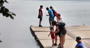 A Candia revocata l’ordinanza sull’acqua ma l’alga rende il lago non balneabile