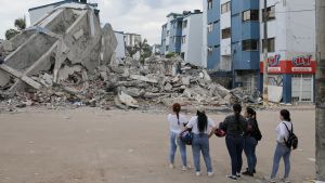 Reconstruir, reconstruir, reconstruir